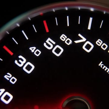 Ubrzanje: Čak i uz nominalno prilično slab motor, brza vožnja u gradskom prometu vrlo je laka s električnim automobilom. Ubrzanje: Čak i uz nominalno prilično slab motor, brza vožnja u gradskom prometu vrlo je laka s električnim automobilom.