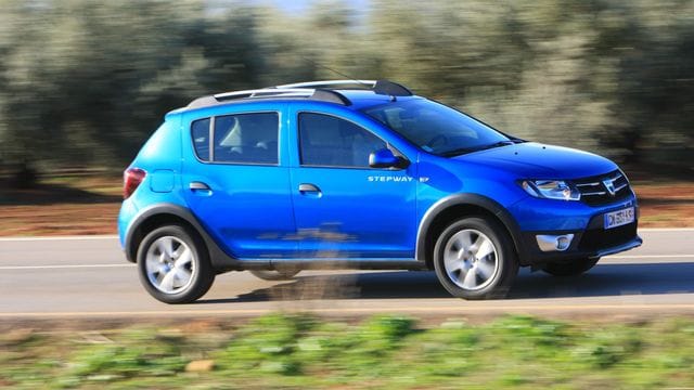 Billiger Einstieg in die Autowelt: Dacia verkauft Neuwagen wie den Sandero (im Bild als Stepway-Version von 2012) zu günstigen Preisen.