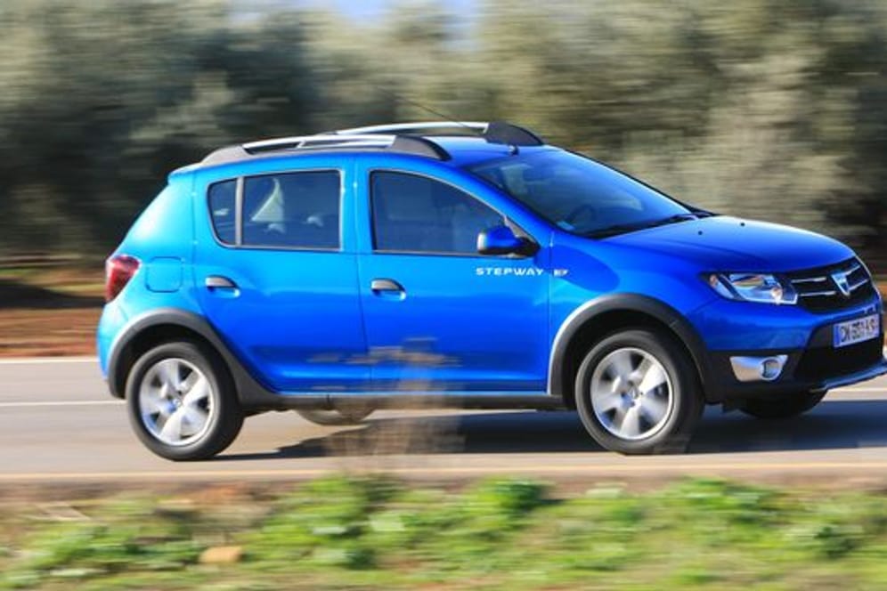 Billiger Einstieg in die Autowelt: Dacia verkauft Neuwagen wie den Sandero (im Bild als Stepway-Version von 2012) zu günstigen Preisen.