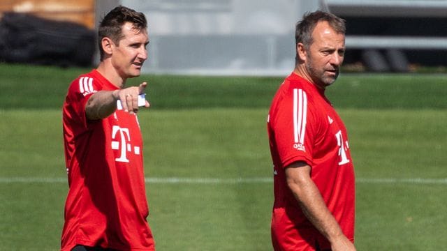 Co-Trainer Miroslav Klose (l) kann Flick ein paar Tipps geben. Co-Trainer Miroslav Klose (l) kann Flick ein paar Tipps geben.