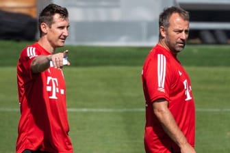 Co-Trainer Miroslav Klose (l) kann Flick ein paar Tipps geben.