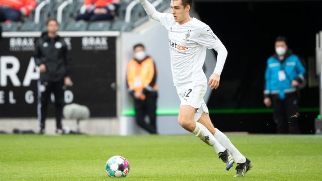 Befürchtet keine Probleme durch die frühzeitige Bekanntgabe des Wechsels von Trainer Marco Rose: Florian Neuhaus spielt den Ball. Befürchtet keine Probleme durch die frühzeitige Bekanntgabe des Wechsels von Trainer Marco Rose: Florian Neuhaus spielt den Ball.