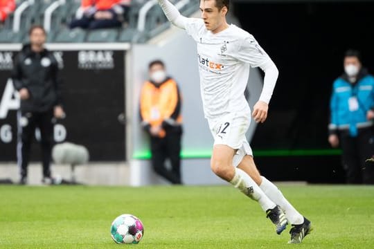 Befürchtet keine Probleme durch die frühzeitige Bekanntgabe des Wechsels von Trainer Marco Rose: Florian Neuhaus spielt den Ball.