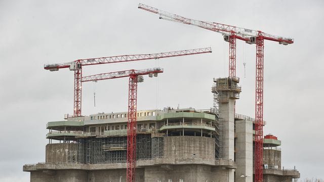 Die Baustelle am "grünen Bunker" in St. Pauli (Symbolbild): Wegen des Winterwetters haben sich die Bauarbeiten verzögert. Die Baustelle am "grünen Bunker" in St. Pauli (Symbolbild): Wegen des Winterwetters haben sich die Bauarbeiten verzögert.