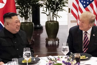 Nordkoreas Machthaber Kim (l.) und US-Präsident Trump im Februar 2019 in Hanoi: "Ich kann dich in zwei Stunden nach Hause bringen."
