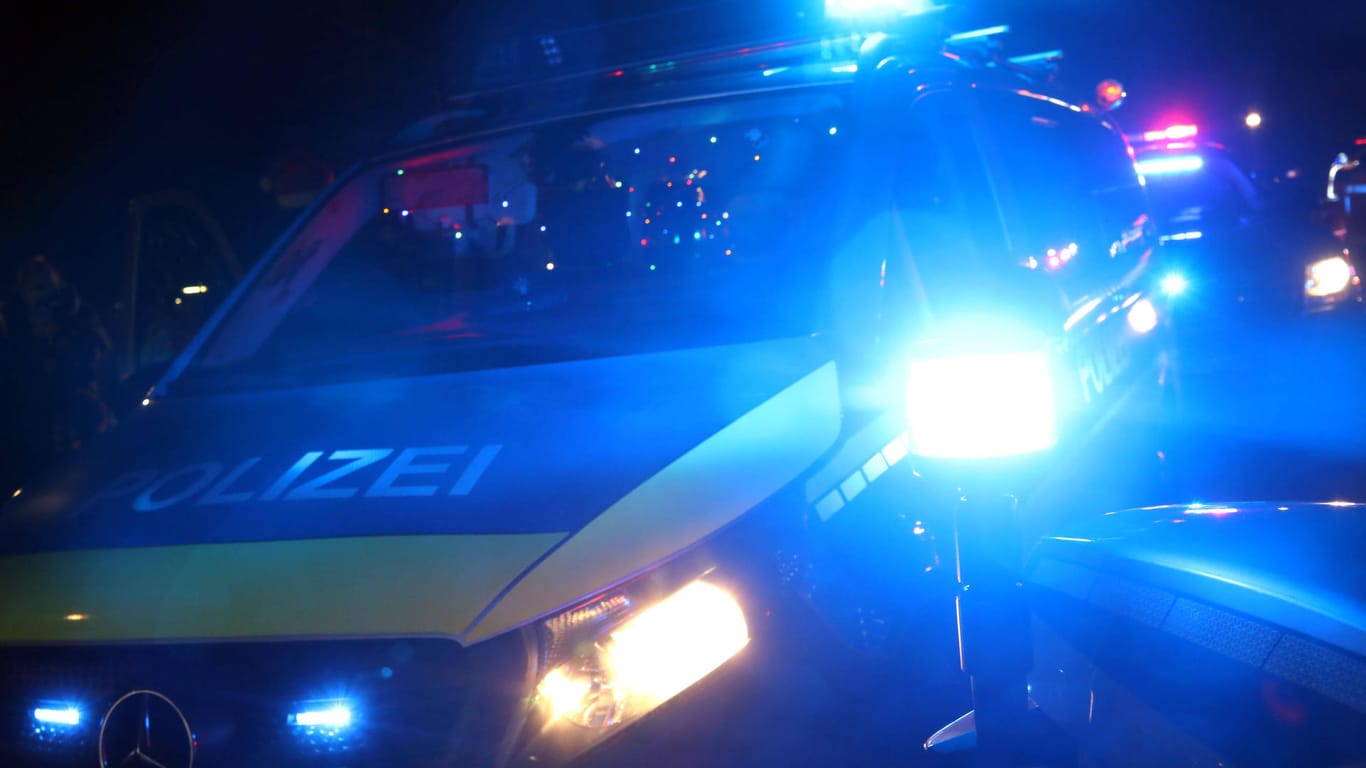 Blaulicht leuchtet an einem Polizeiwagen (Symbolbild): Die Leipziger Polizei rückte zu einem Großeinsatz aus.