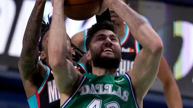 Maxi Kleber (v) verletzte sich beim NBA-Heimsieg der Dallas Mavericks gegen die Memphis Grizzlies am Fuß.