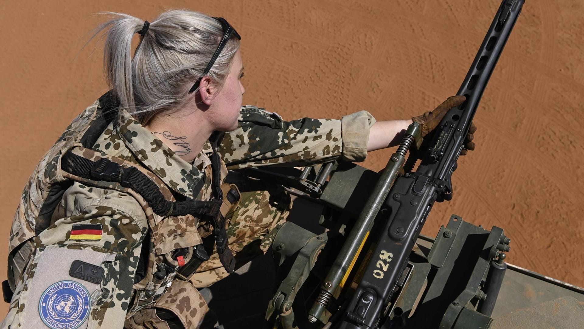 Bundeswehrsoldatin vor einer Patrouillenfahrt in Gao, Mali.