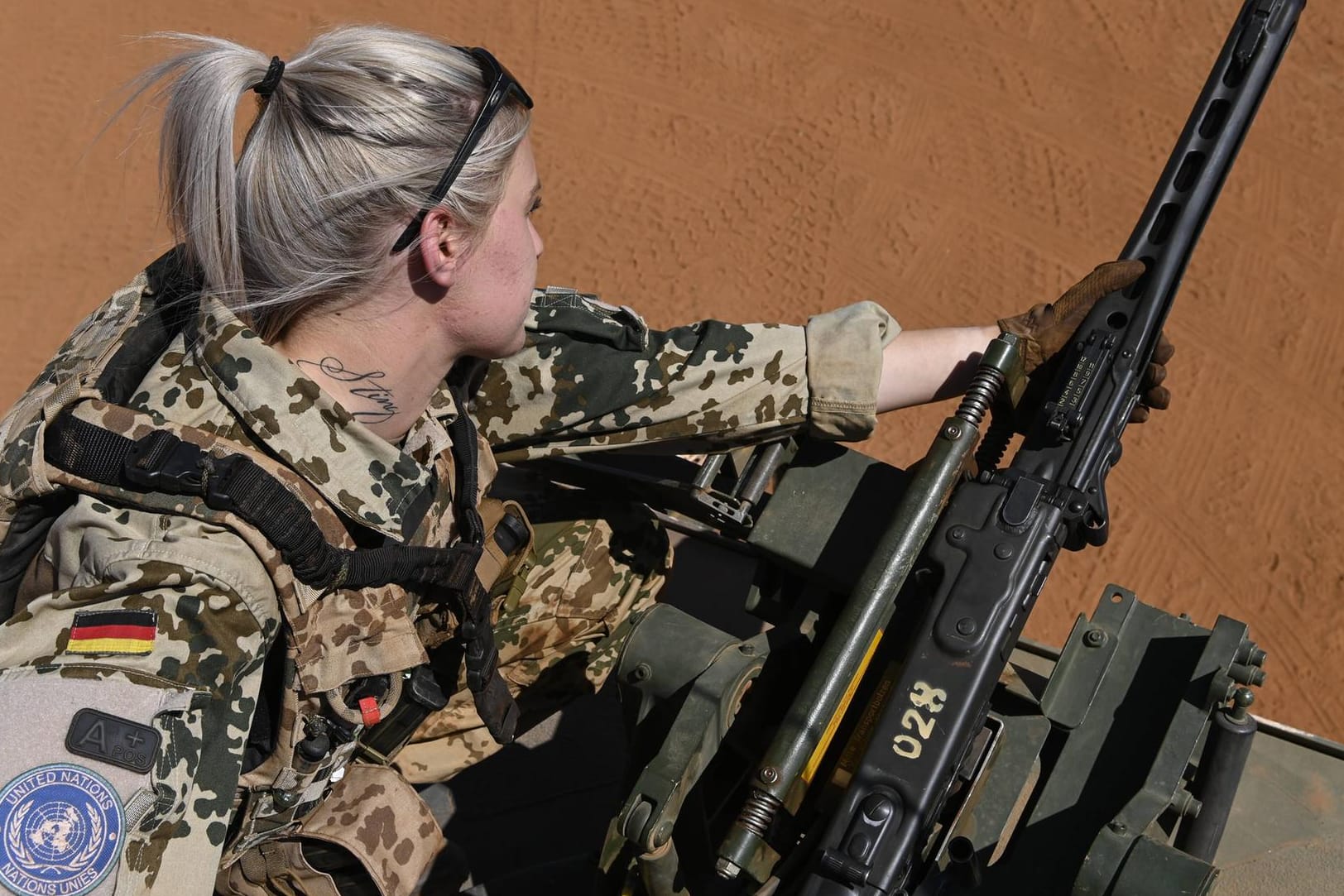 Bundeswehrsoldatin vor einer Patrouillenfahrt in Gao, Mali.