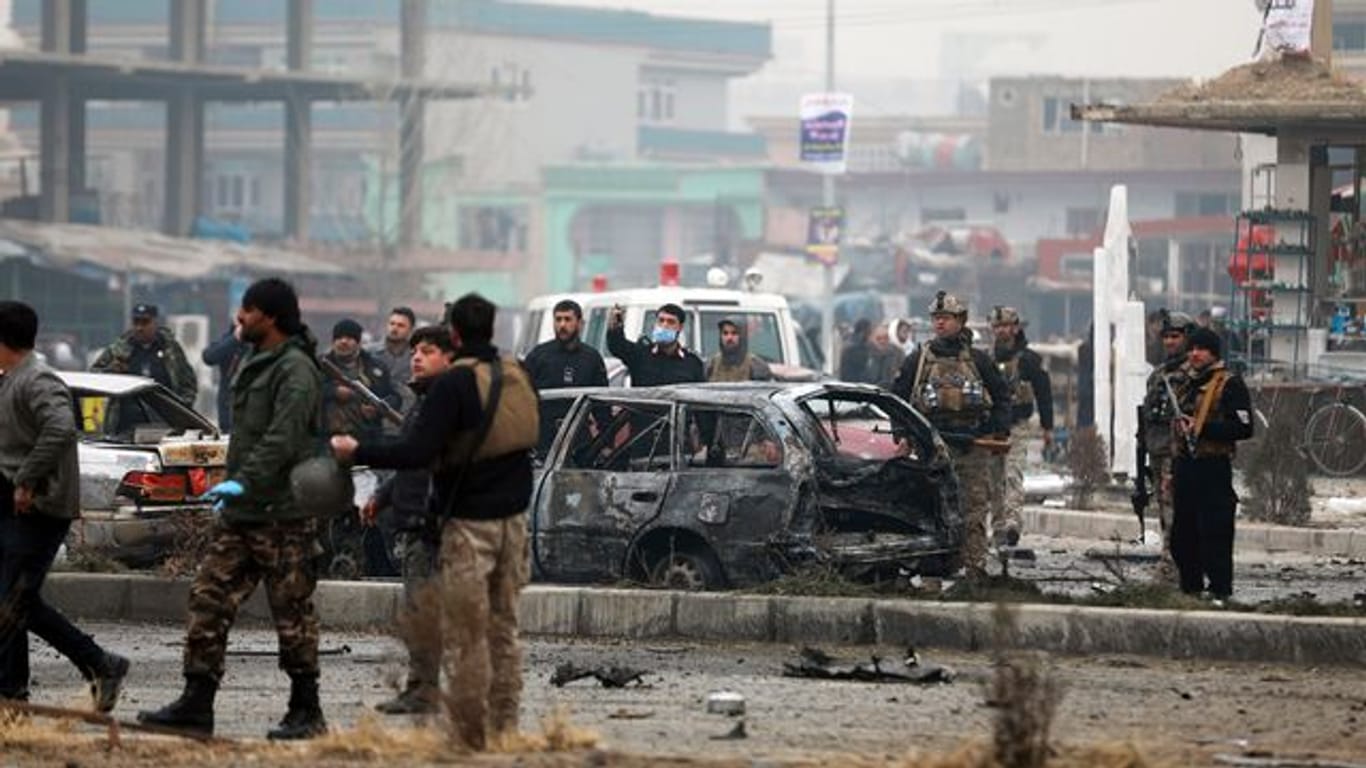 Sicherheitspersonal inspiziert im Dezember 2020 den Ort eines Bombenanschlags in der afghanischen Hauptstadt Kabul.