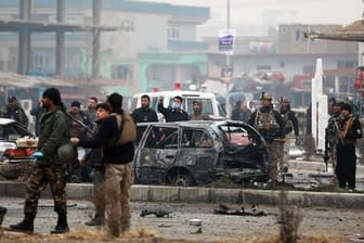 Sicherheitspersonal inspiziert im Dezember 2020 den Ort eines Bombenanschlags in der afghanischen Hauptstadt Kabul.