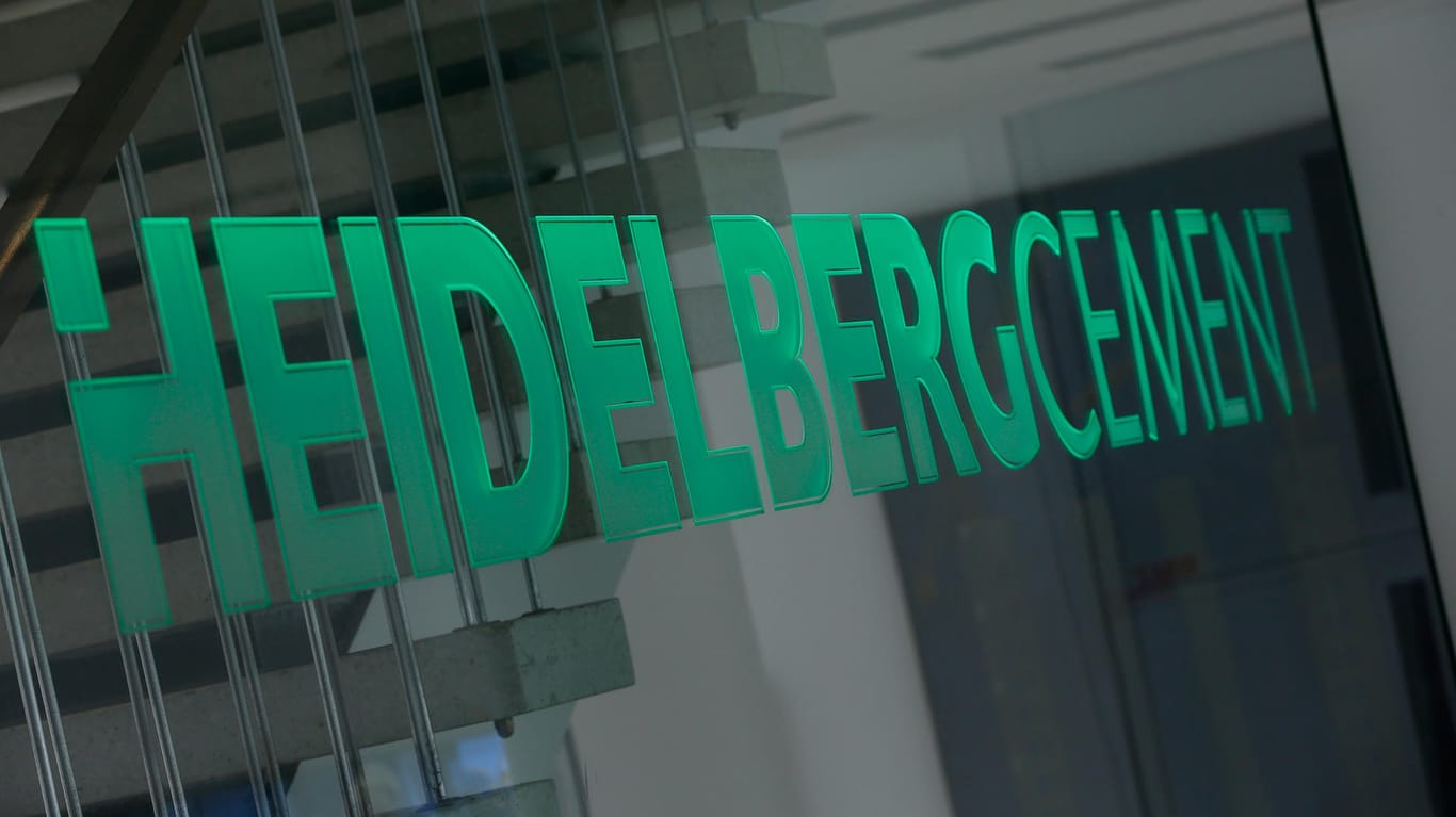 Das Firmenlogo von HeidelbergCement (Symbolbild): Der Dax-Konzern hat 2020 Gewinn gemacht.