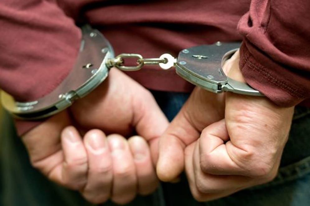In Handschellen (Symbolbild): Die Polizei Köln hat am Düsseldorfer Flughafen einen 50-Jährigen festgenommen. Ihm und weiteren Beschuldigten wird Betrug in Millionenhöhe vorgeworfen.