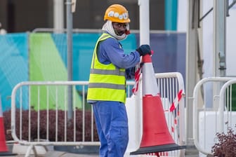 Ein Bauarbeiter am Khalifa International Stadium: Die Lebensbedingungen vieler Menschen in Katar sind fürchterlich.