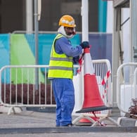 Ein Bauarbeiter am Khalifa International Stadium: Die Lebensbedingungen vieler Menschen in Katar sind fürchterlich.