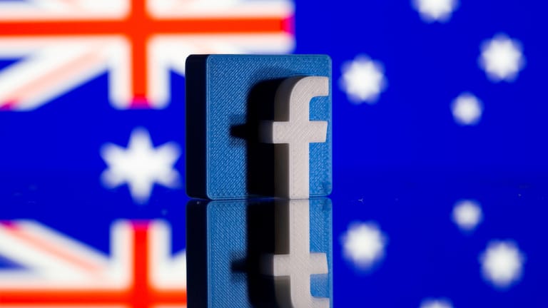 Facebook-Logo vor einer Australien-Flagge: Australische Nutzer können bald wieder Nachrichteninhalte auf der Plattform sehen und teilen.