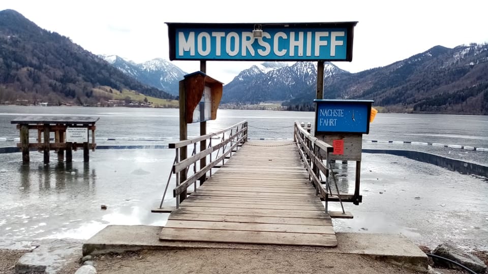 Motorschiff-Steg am Schliersee: In der Gemeinde gibt es reichlich Ärger wegen der Münchner, die sich zur Erholung an den See drängen.