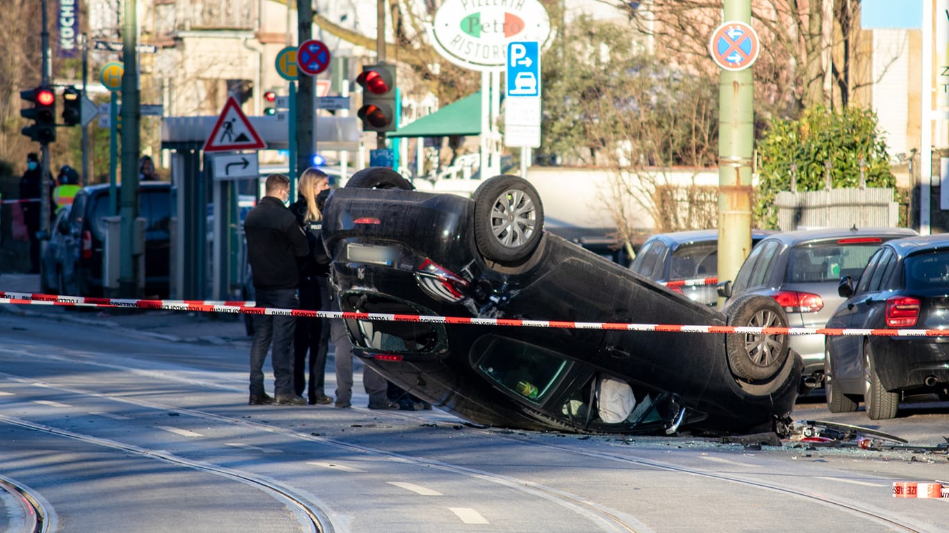 Polizisten stehen an der Unfallstelle: Ein Autofahrer ist am 13. Februar in Frankfurt in zwei Passanten gefahren, die im Krankenhaus verstarben. Der Fahrer wurde in eine Psychiatrie eingewiesen.