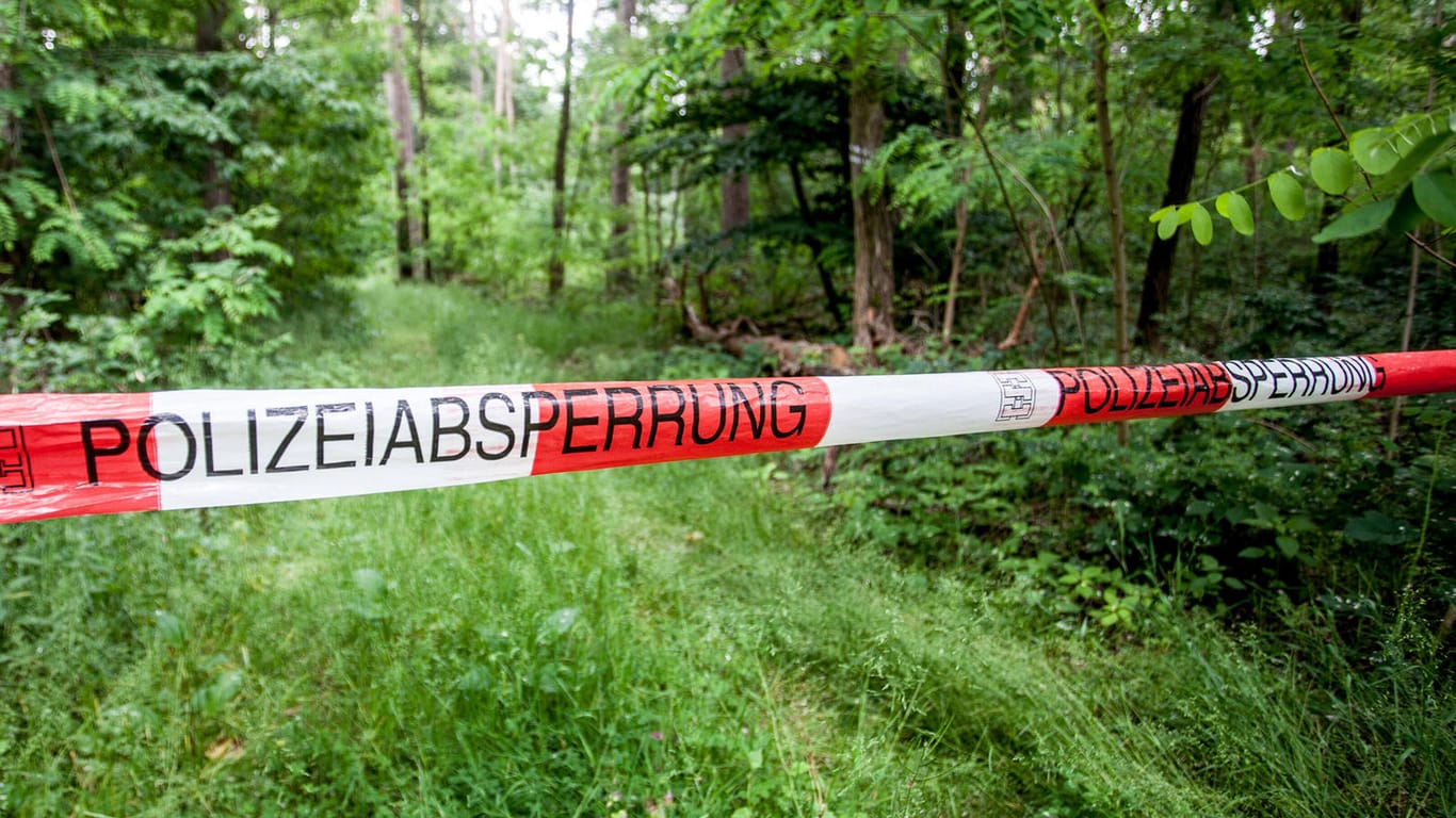 Absperrband der Polizei in einer Grünanlage: Im Fluss Glan in Rheinland-Pfalz haben Jugendliche die Leiche eines Jungen entdeckt. (Symbolfoto)