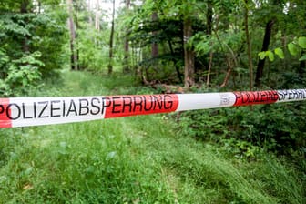 Absperrband der Polizei in einer Grünanlage: Im Fluss Glan in Rheinland-Pfalz haben Jugendliche die Leiche eines Jungen entdeckt. (Symbolfoto)