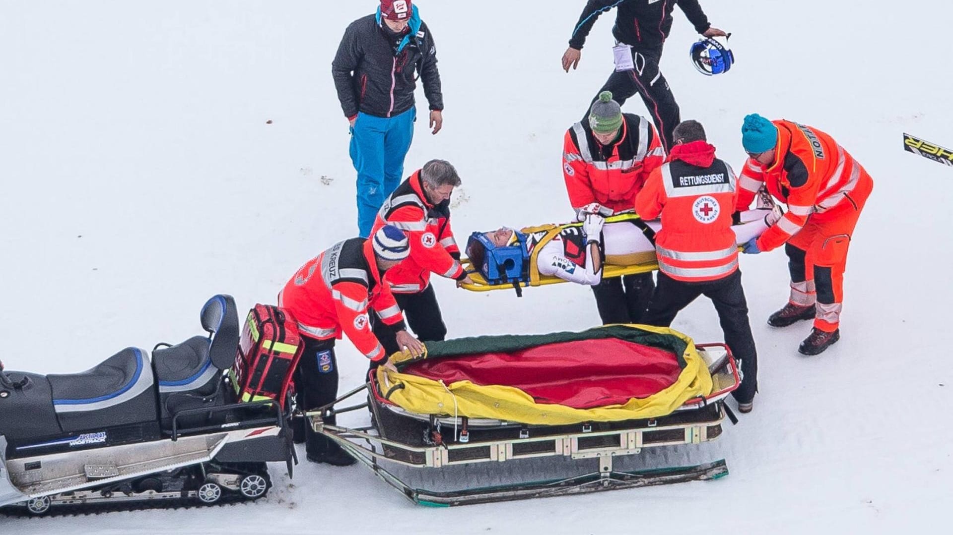 Gregor Schlierenzauer (liegend auf der Trage) nach seinem Sturz beim Skifliegen in Oberstdorf im Februar 2017.