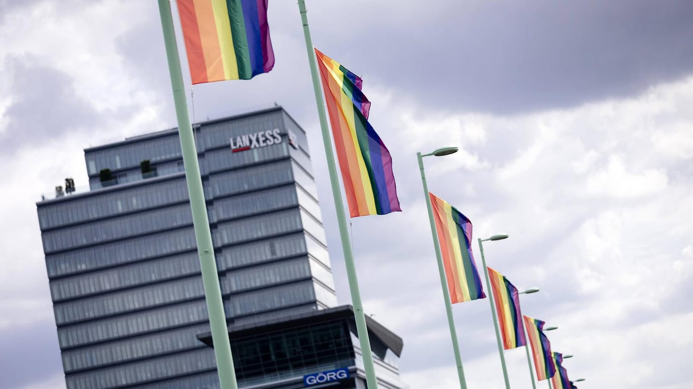 Regenbogenfahnen auf der Deutzer Brücke (Archivbild): Der Kooperationsvertrag von Grün-Schwarz-Violett nimmt queere Menschen verstärkt in den Blick.