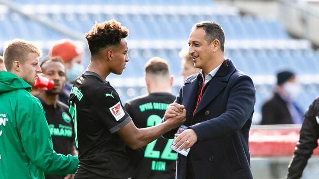 Rachid Azzouzi (r) geht nicht zum FC Schalke 04.