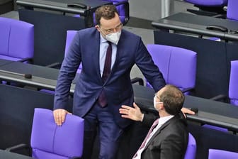 Jens Spahn und Michael Müller im Bundestag: Der Regierende Bürgermeister von Berlin hat den Gesundheitsminister wegen einer falschen Ankündigung über die Verfügbarkeit von Schnelltests kritisiert.