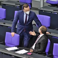 Jens Spahn und Michael Müller im Bundestag: Der Regierende Bürgermeister von Berlin hat den Gesundheitsminister wegen einer falschen Ankündigung über die Verfügbarkeit von Schnelltests kritisiert.