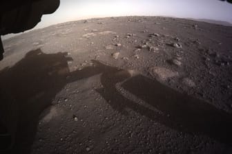 Der US-Rover "Perseverance" hat erste Videos von seiner Landung und Audio-Aufnahmen vom Mars zur Erde geschickt.