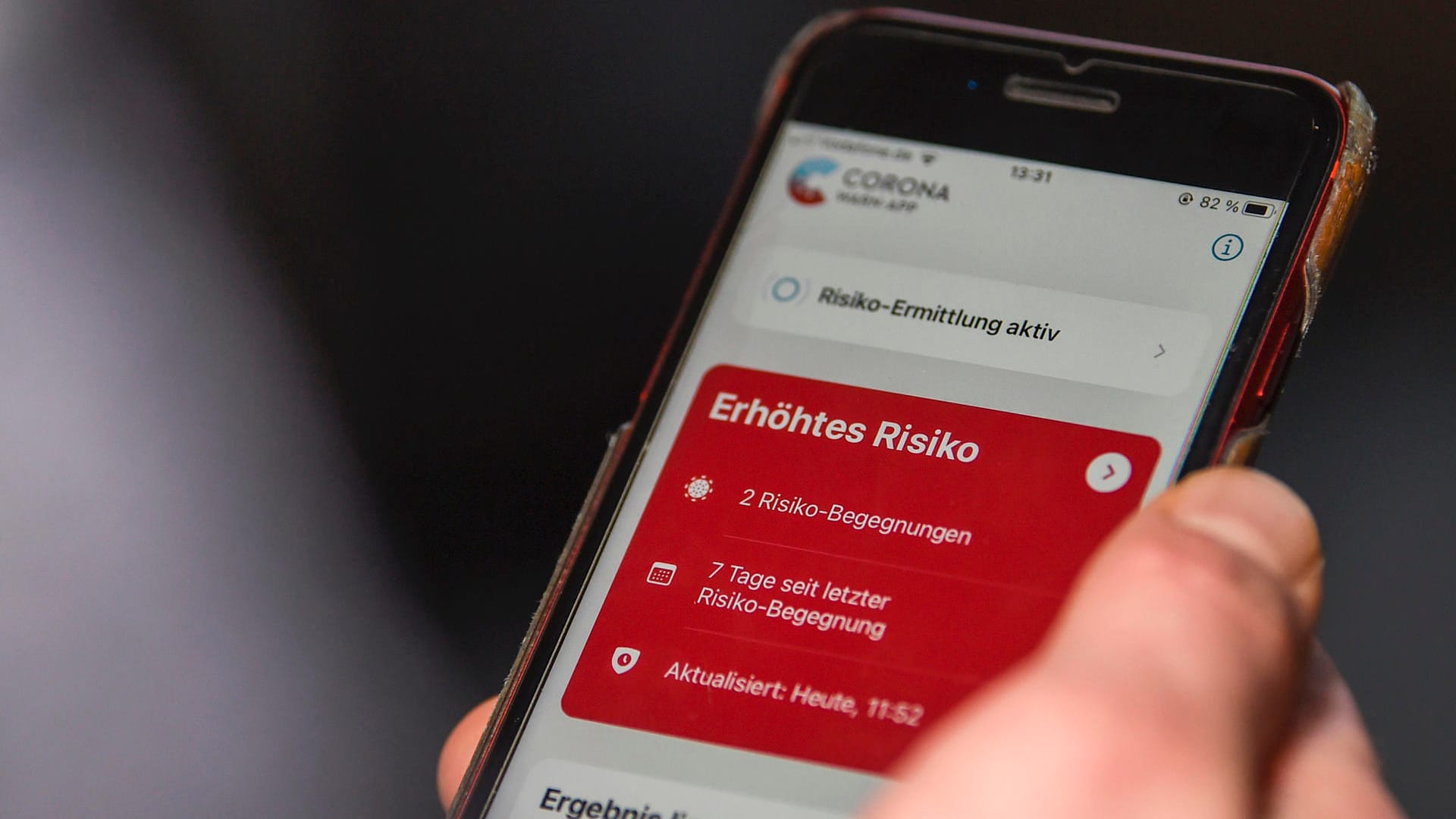 auf einem Handy zeigt die "Corona-Warn-App" ein erhöhtes Risiko an. Die App ist ein Angebot der Bundesregierung, um Infektionsketten während der Corona-Pandemie schneller zu unterbrechen.