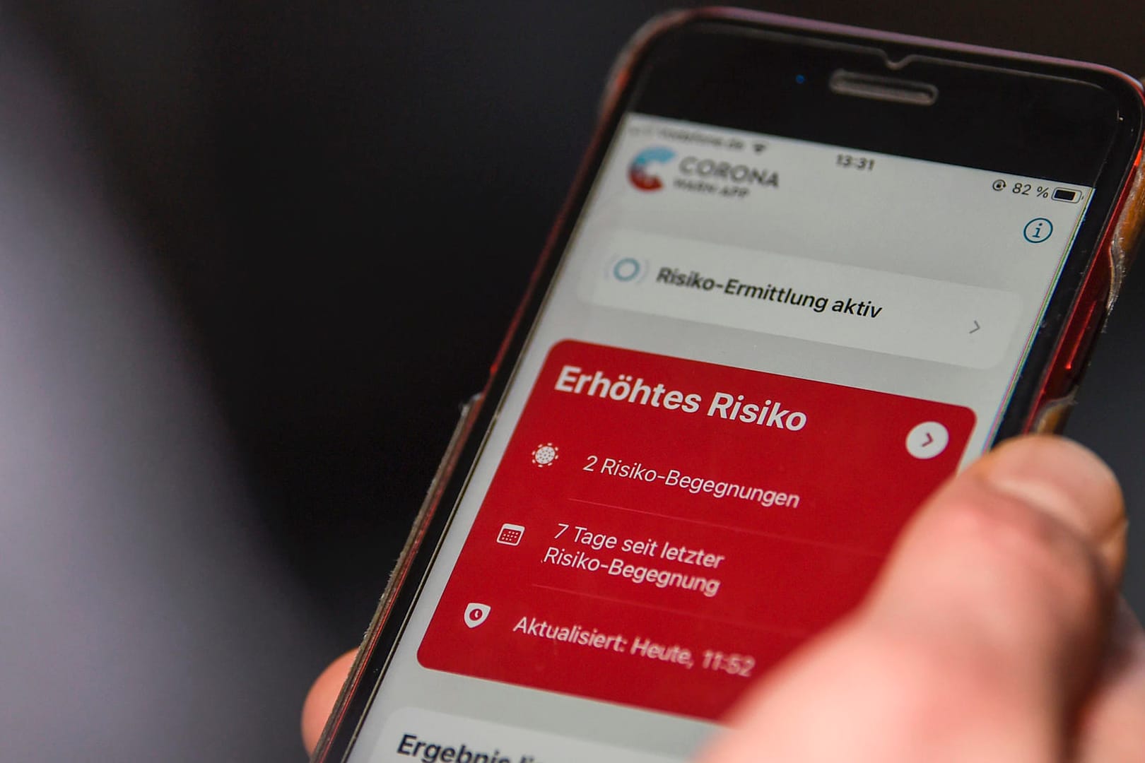 auf einem Handy zeigt die "Corona-Warn-App" ein erhöhtes Risiko an. Die App ist ein Angebot der Bundesregierung, um Infektionsketten während der Corona-Pandemie schneller zu unterbrechen.