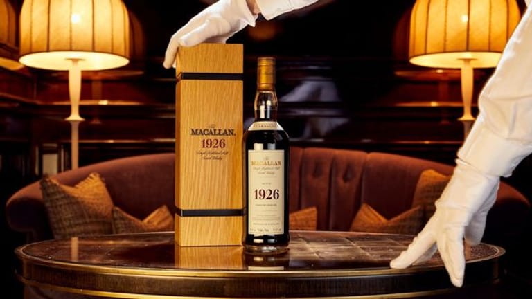 Auktion in Schottland: Für den Whisky der Marke "The Macallan 1926 Fine and Rare" wurde ein stolzer Preis geboten.