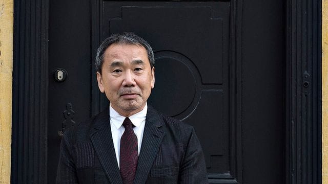 Haruki Murakami vor dem Haus des dänischen Schriftstellers H. Haruki Murakami vor dem Haus des dänischen Schriftstellers H.