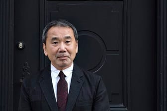 Haruki Murakami vor dem Haus des dänischen Schriftstellers H.