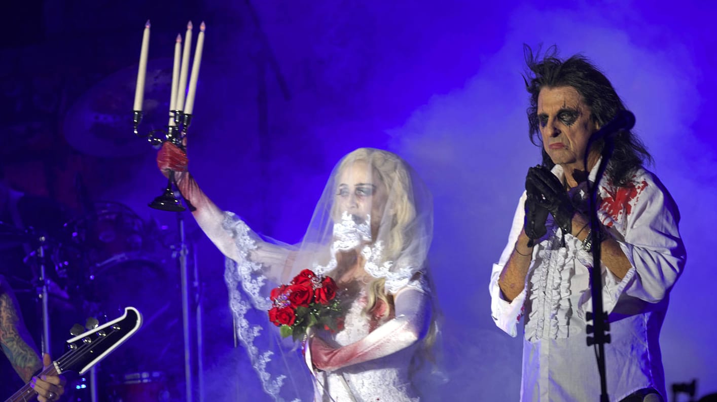 Arbeiten auch zusammen: Alice Cooper und seine Frau Sheryl bei einem Konzert des Musikers.