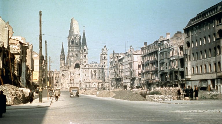 Berlin 1945: Trotz des massiven Bombardierungen Deutschlands durch die Alliierten blieb das NS-Regime stabil.