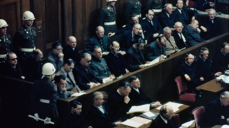 Nürnberg nach Kriegsende: Noch 1945 klagten die Alliierten führende Repräsentaten des NS-Staats an.