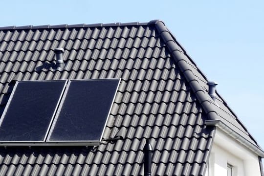 Sollten die Erträge der Solarkollektoren nach dem Winter niedriger sein, könnte das an möglichen Schäden der Solarthermieanlage liegen.