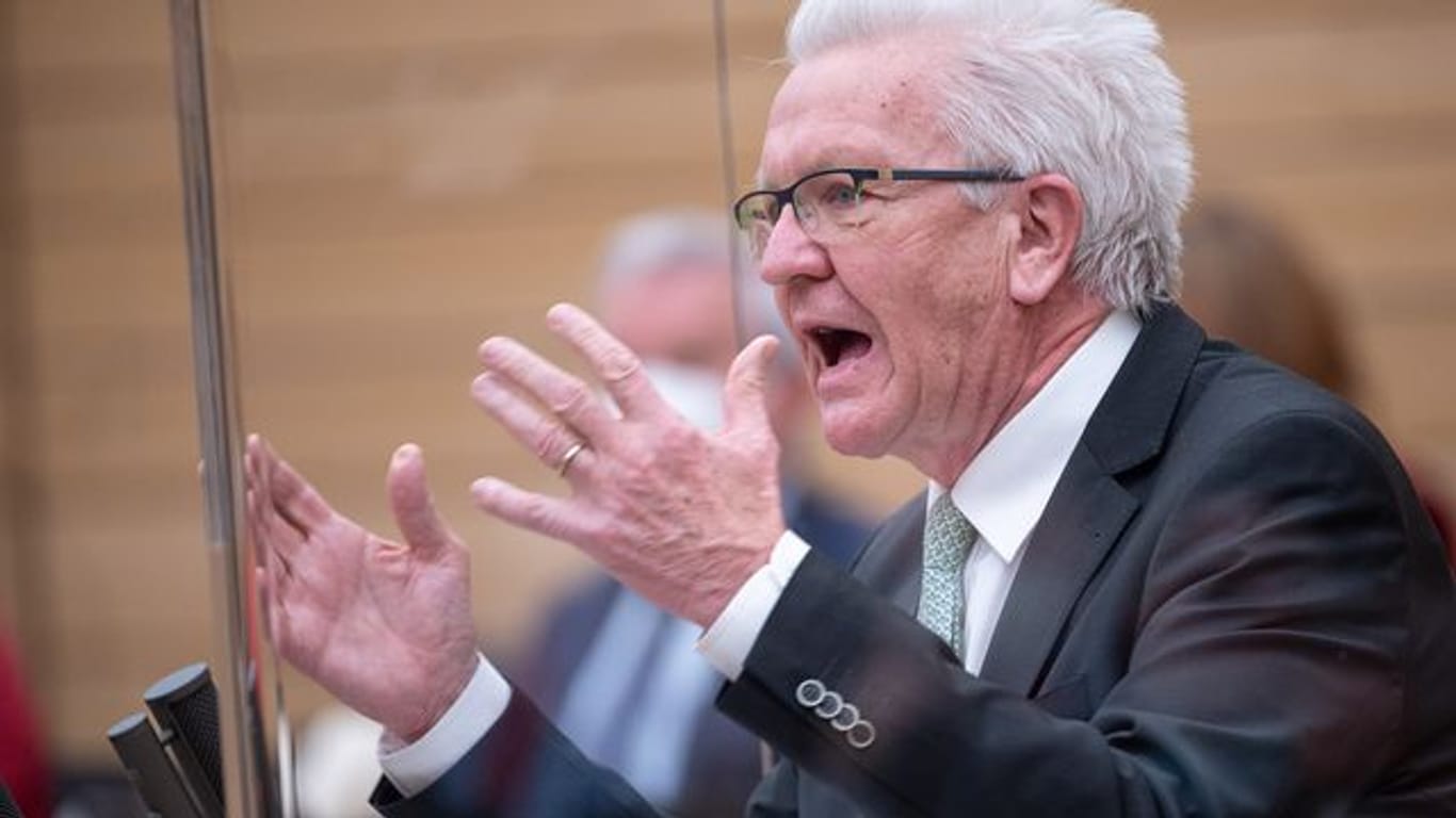 Winfried Kretschmann (Bündnis 90/Die Grünen) spricht im Landtag (Archivbild): Über die Teststrategie des Landes wurde angeregt debattiert.