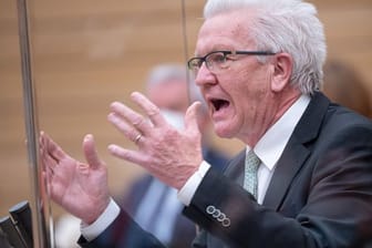Winfried Kretschmann (Bündnis 90/Die Grünen) spricht im Landtag (Archivbild): Über die Teststrategie des Landes wurde angeregt debattiert.