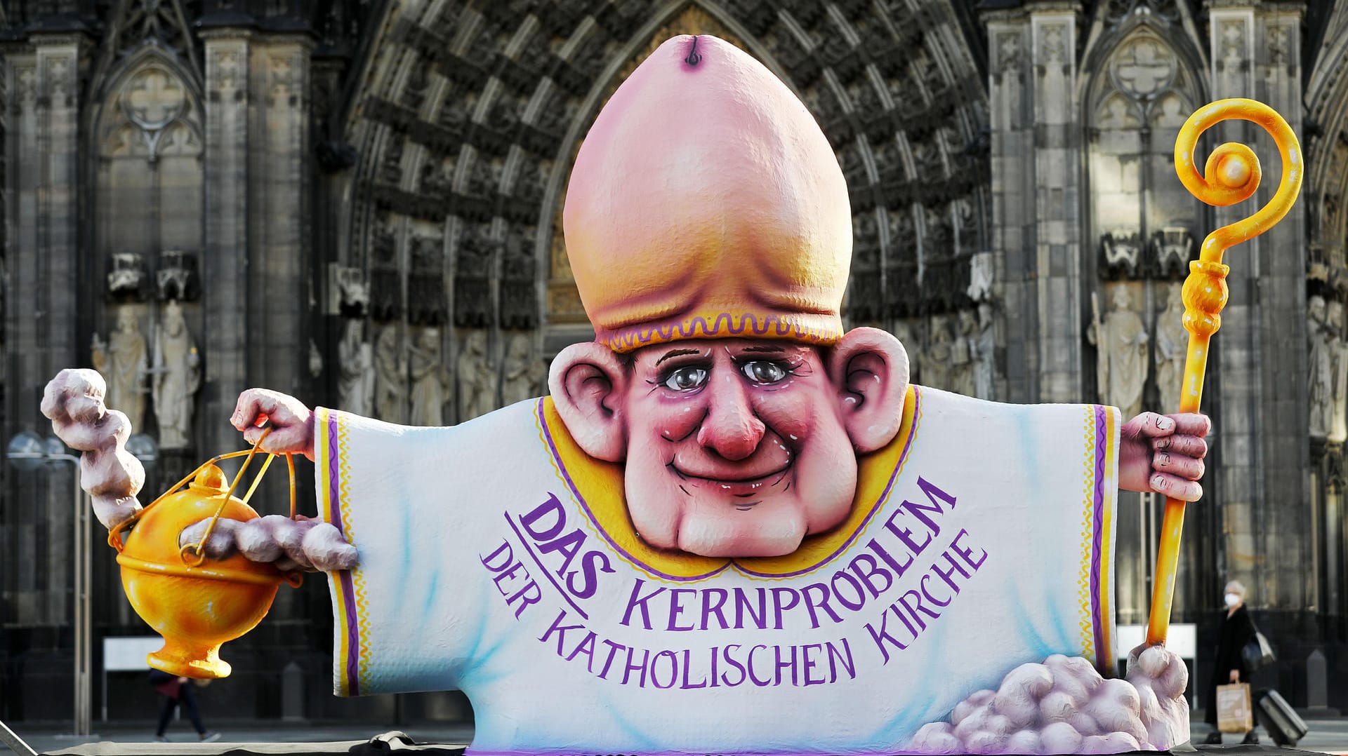 "Der Eichelbischof" des Düsseldorfer Künstlers Jacques Tilly vor dem Kölner Dom.