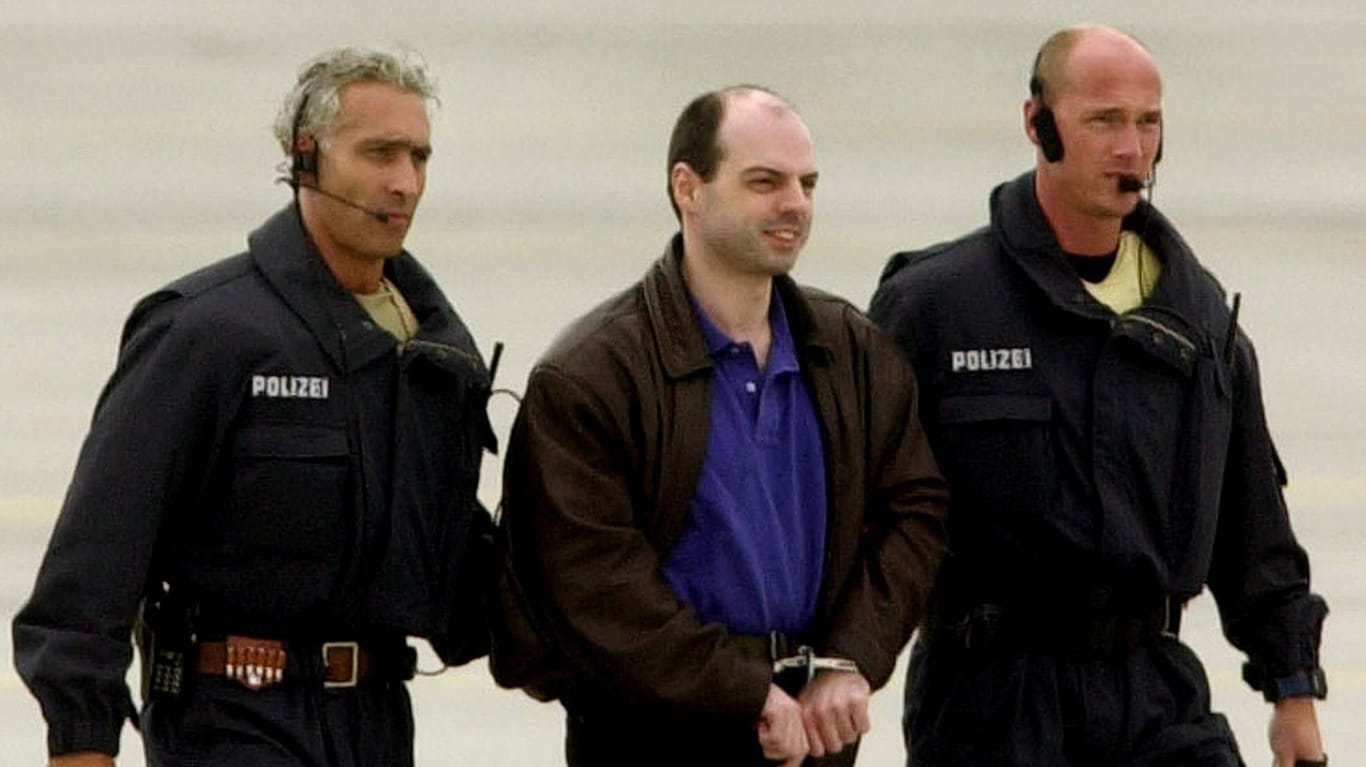 Thomas Drach kommt nach seiner Auslieferung aus Argentinien im Jahr 2000 in Hamburg an (Archivbild): Dem 2013 entlassenen Entführer von Jan Philipp Reemtsma werden drei Überfälle auf Geldtransporter vorgeworfen.