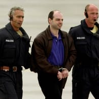 Thomas Drach kommt nach seiner Auslieferung aus Argentinien im Jahr 2000 in Hamburg an (Archivbild): Dem 2013 entlassenen Entführer von Jan Philipp Reemtsma werden drei Überfälle auf Geldtransporter vorgeworfen.