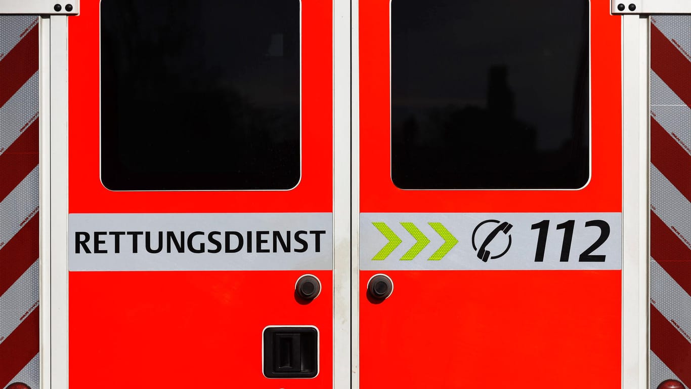Ein Einsatzwagen des Rettungsdienstes (Symbolbild): Die 28-Jährige musste mit Knochenbrüchen in ein Krankenhaus gebracht werden.