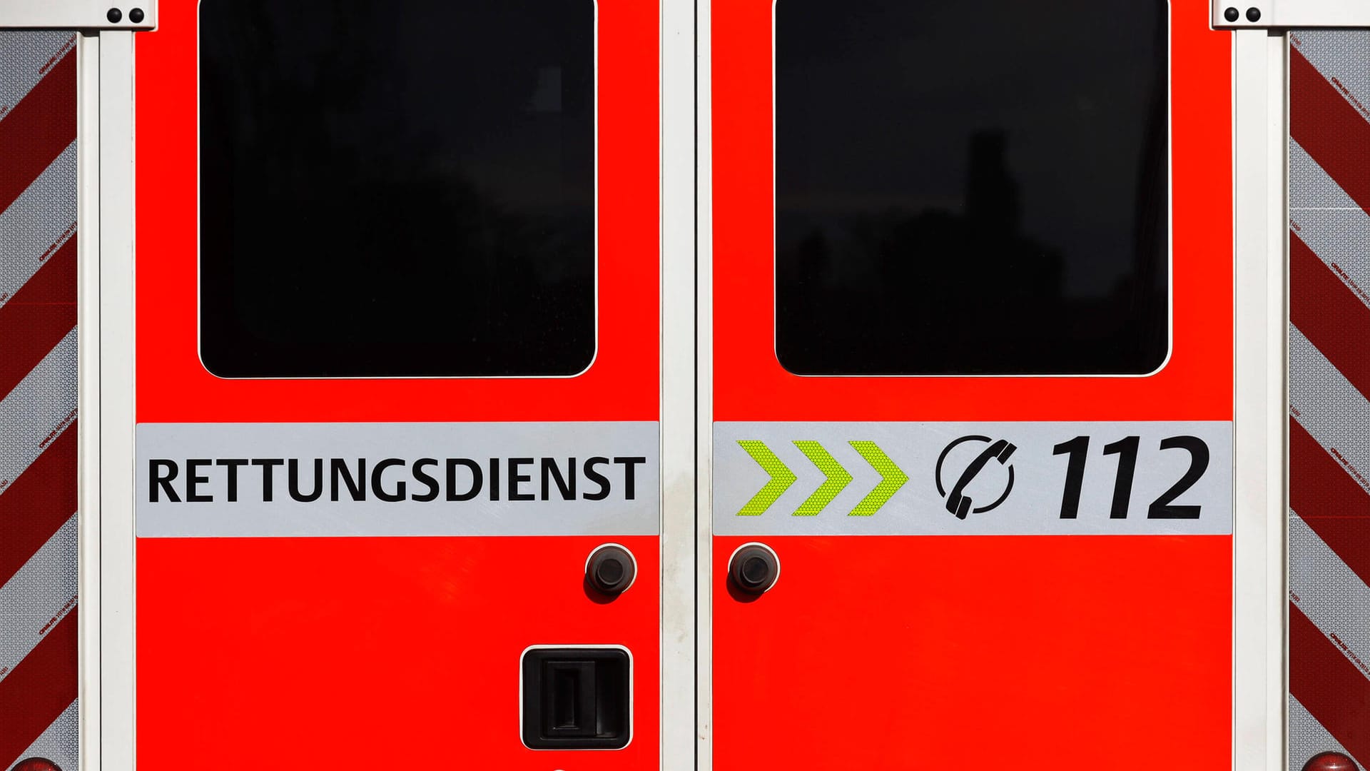 Ein Einsatzwagen des Rettungsdienstes (Symbolbild): Die 28-Jährige musste mit Knochenbrüchen in ein Krankenhaus gebracht werden. Ein Einsatzwagen des Rettungsdienstes (Symbolbild): Die 28-Jährige musste mit Knochenbrüchen in ein Krankenhaus gebracht werden.