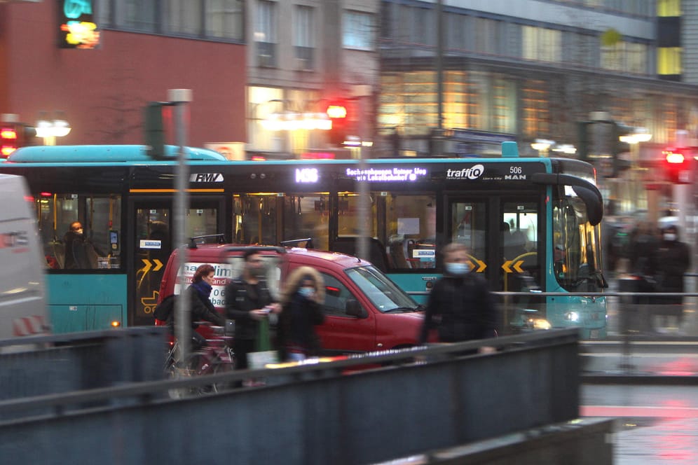 Ein Bus fährt durch Frankfurt: In den Weihnachtsferien gilt ein leicht veränderter Fahrplan