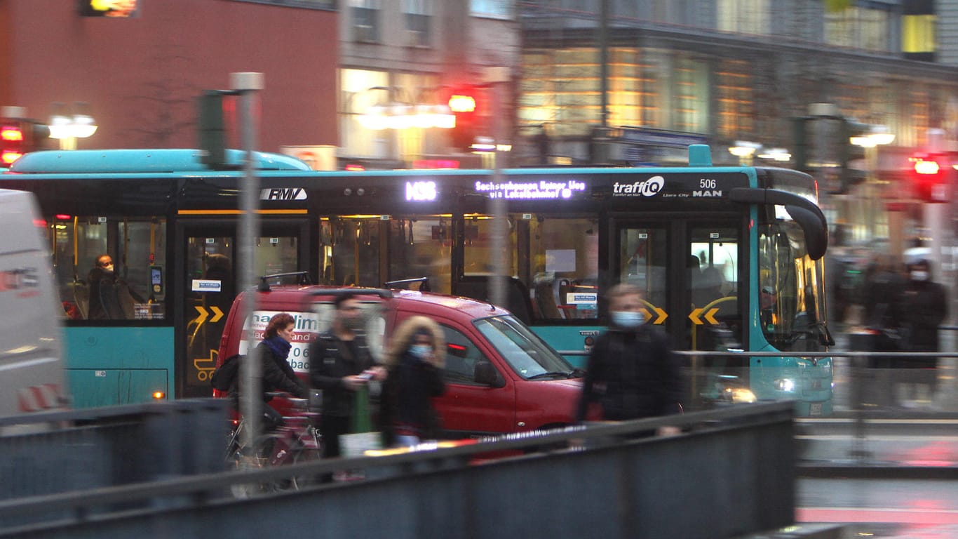 Ein Bus fährt durch Frankfurt: In den Weihnachtsferien gilt ein leicht veränderter Fahrplan