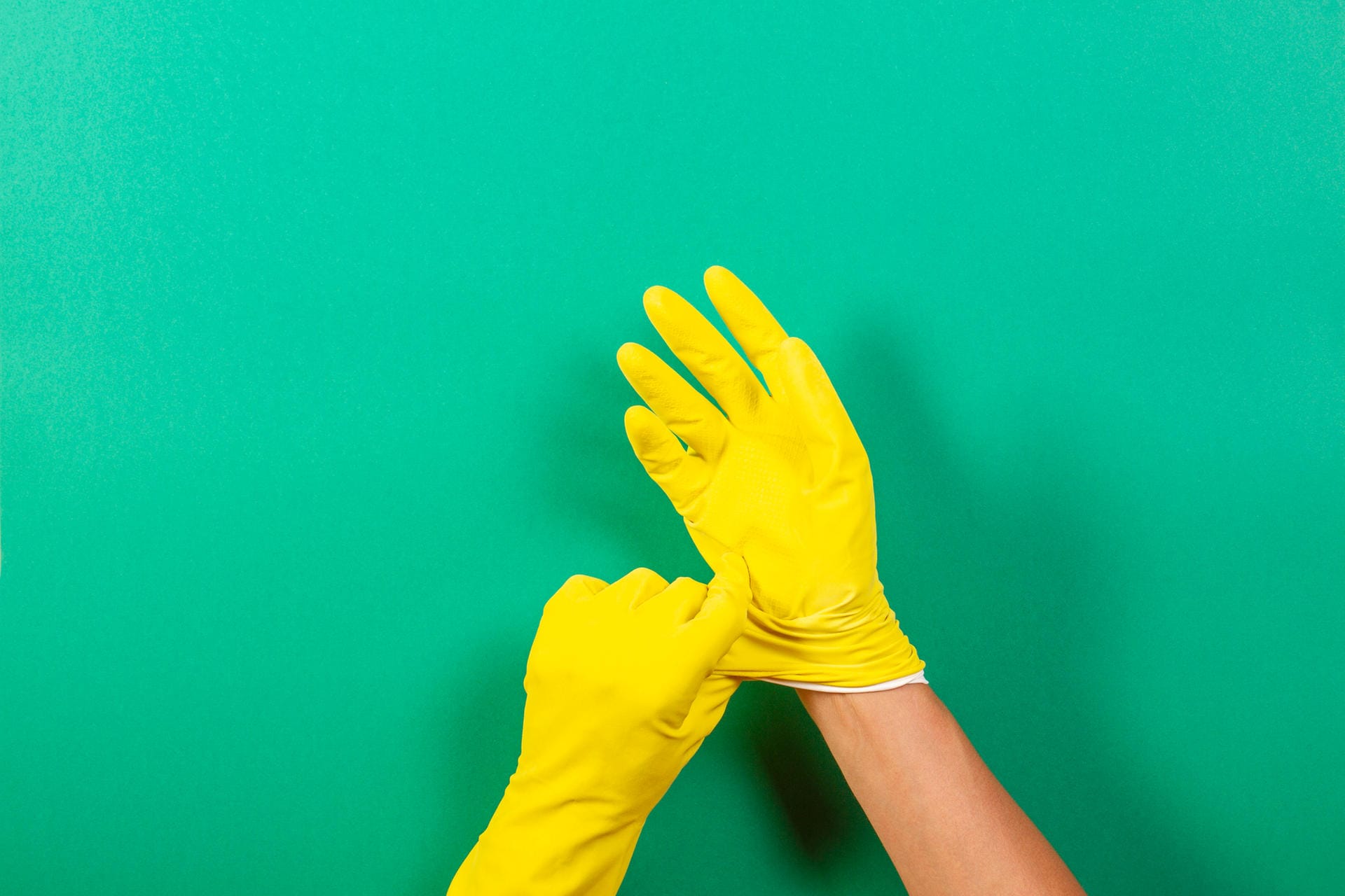 Putzhandschuhe: Beim Putzen sorgen Haushaltshandschuhe also für die Hygiene.