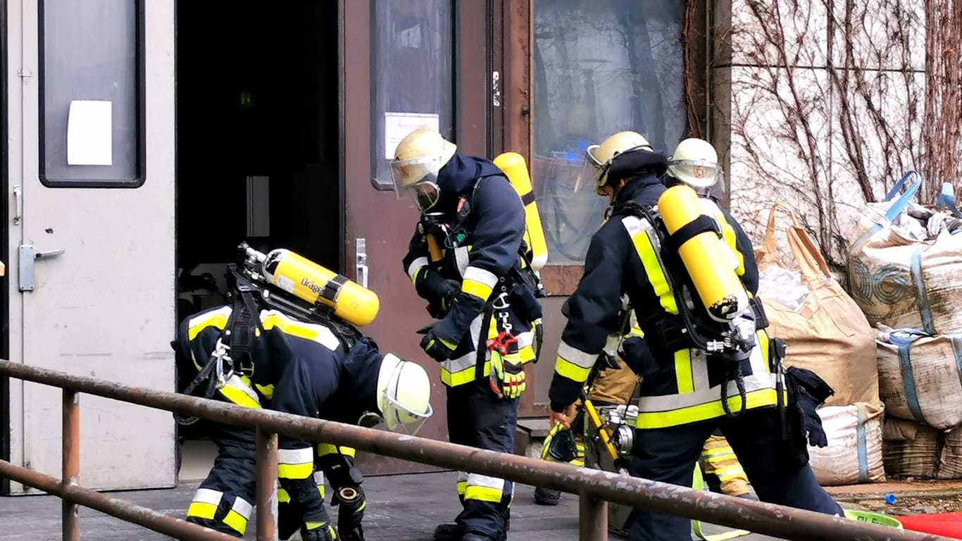 Die Feuerwehr beim Einsatz auf dem Campus der Uni Duisburg-Essen: In einer Werkstatt hatte eine Palette Feuer gefangen.